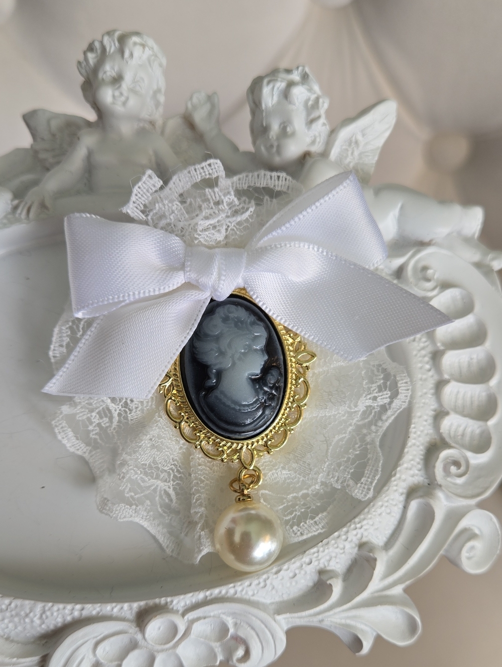 Romantic Vintage-Inspired Black Cameo Brooch W/ Pearl and Gold Frame, NWT